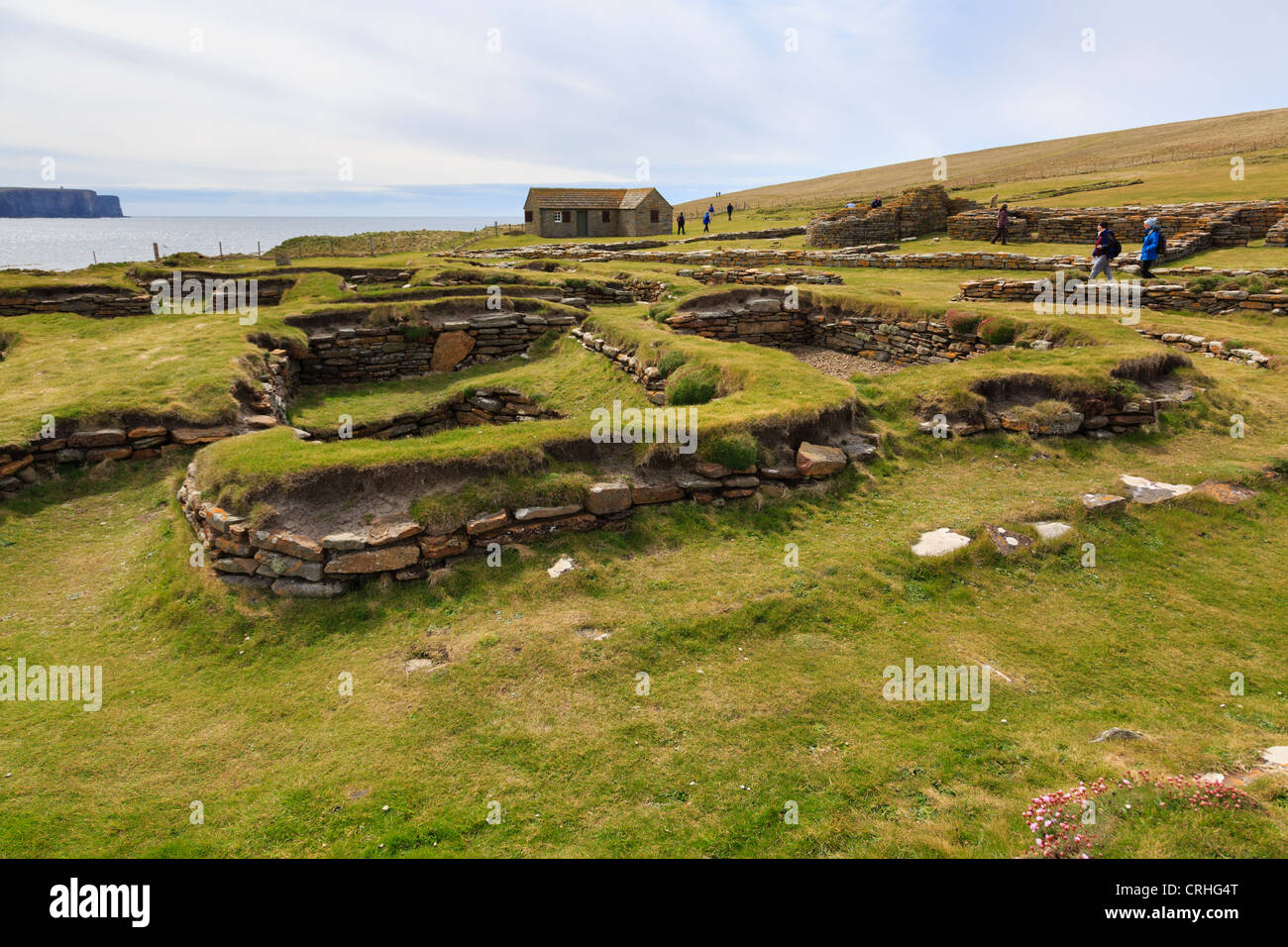 Resti di Norse case lunghe in un decimo secolo insediamento scavato sulla Brough di Birsay Isole Orcadi Scozia UK Gran Bretagna Foto Stock