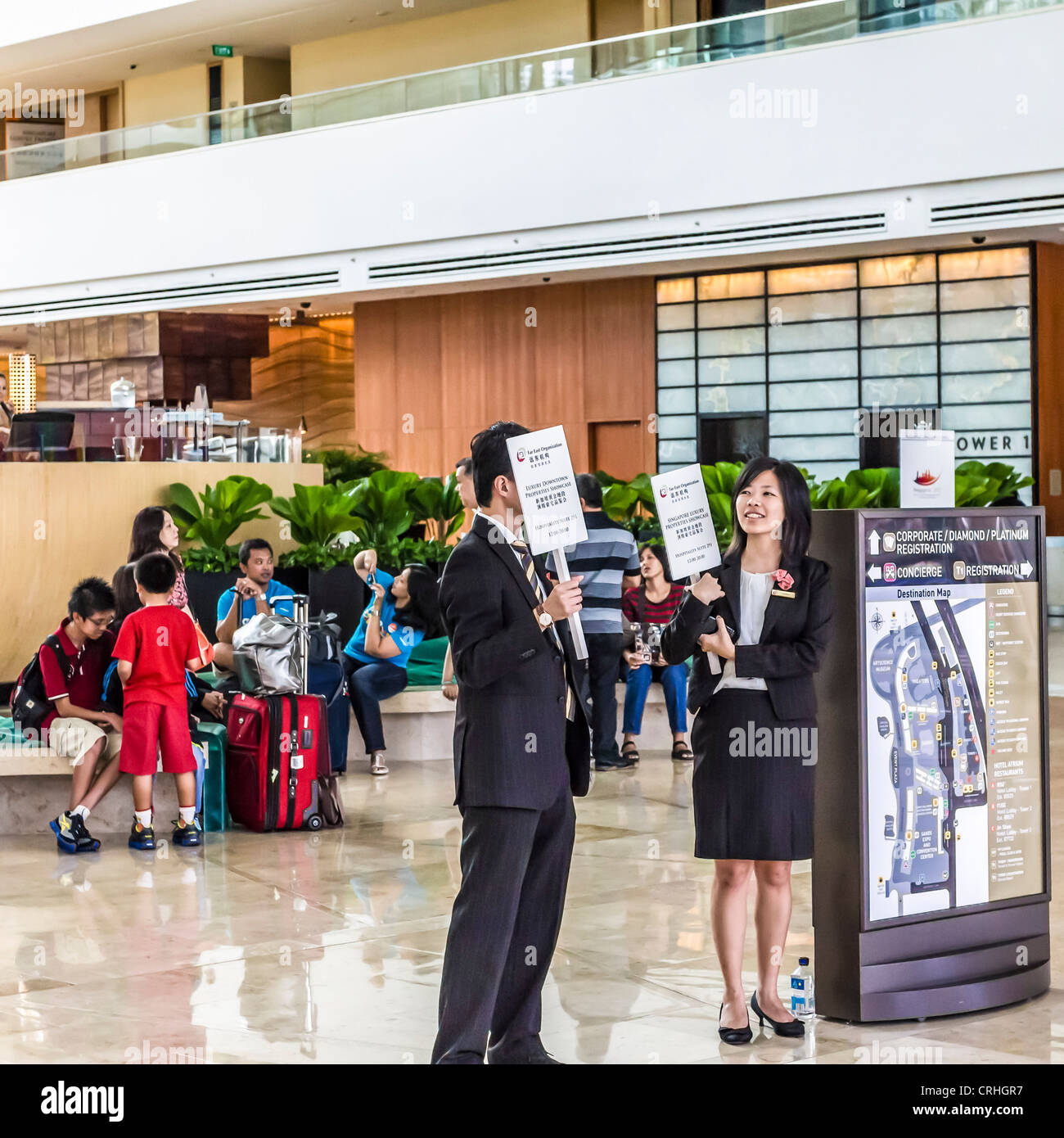 Due guide in conferenza incontro agli ospiti di Marina Bay Sands, Singapore Foto Stock