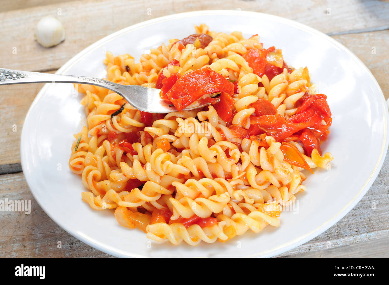 Un piatto di pasta cotta - fusili con salsa di pomodoro e peperone Foto Stock