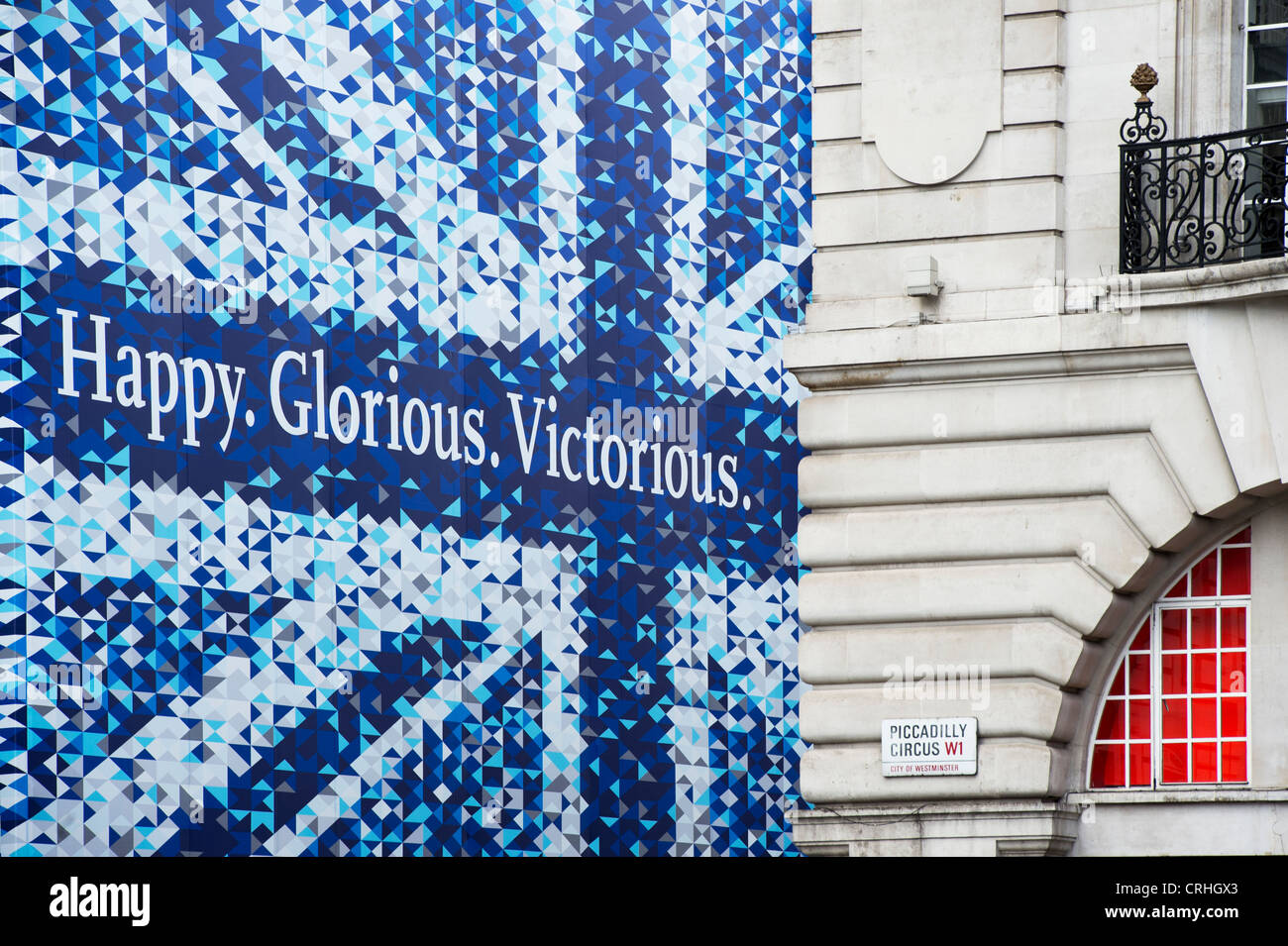 Union Jack, Felice, Glorioso, vittoriosa cantiere palizzata in Piccadilly Circus a Londra, Inghilterra Foto Stock