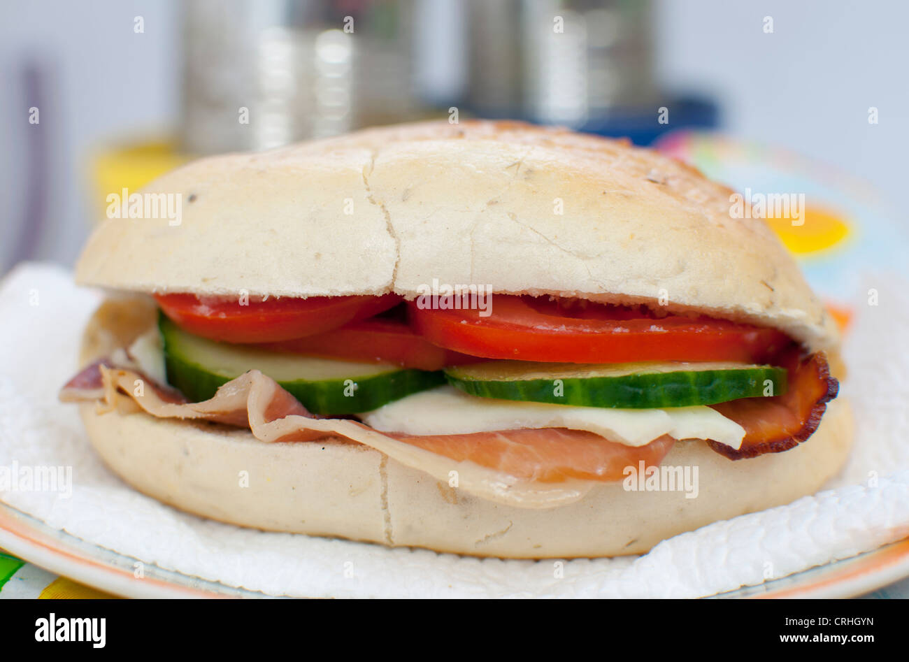 Sandwich con prosciutto, pomodori, cetrioli e formaggio servita su una piastra Foto Stock