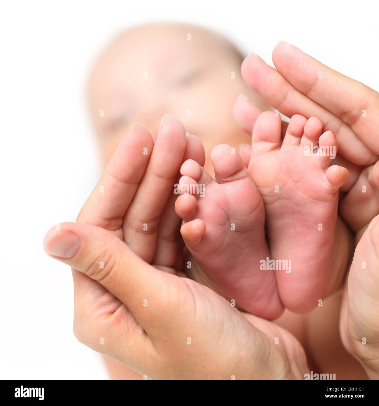 Close-up del neonato i piedi in mammy le mani Foto Stock