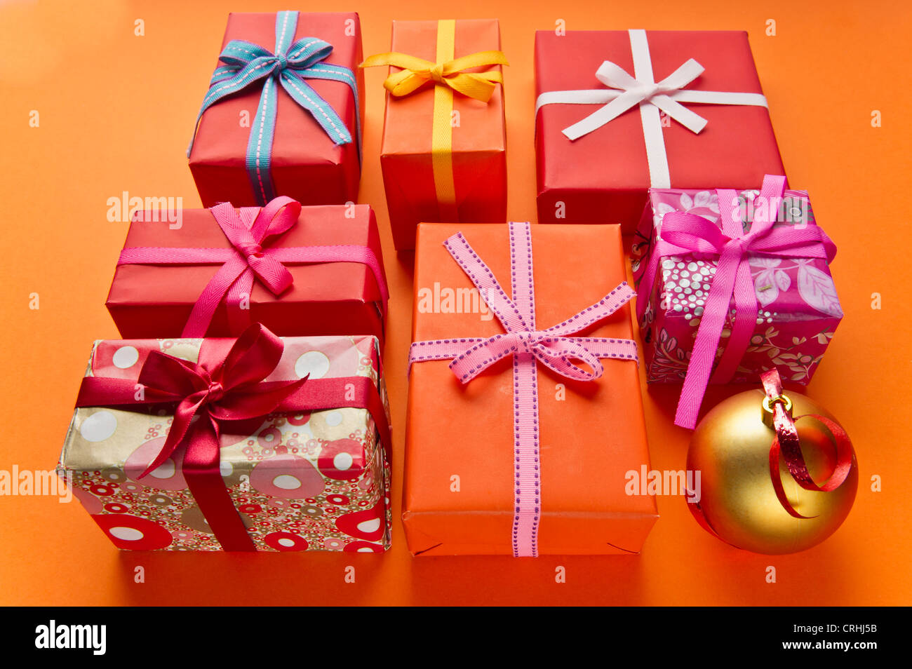 Festively avvolto regali di Natale Foto Stock