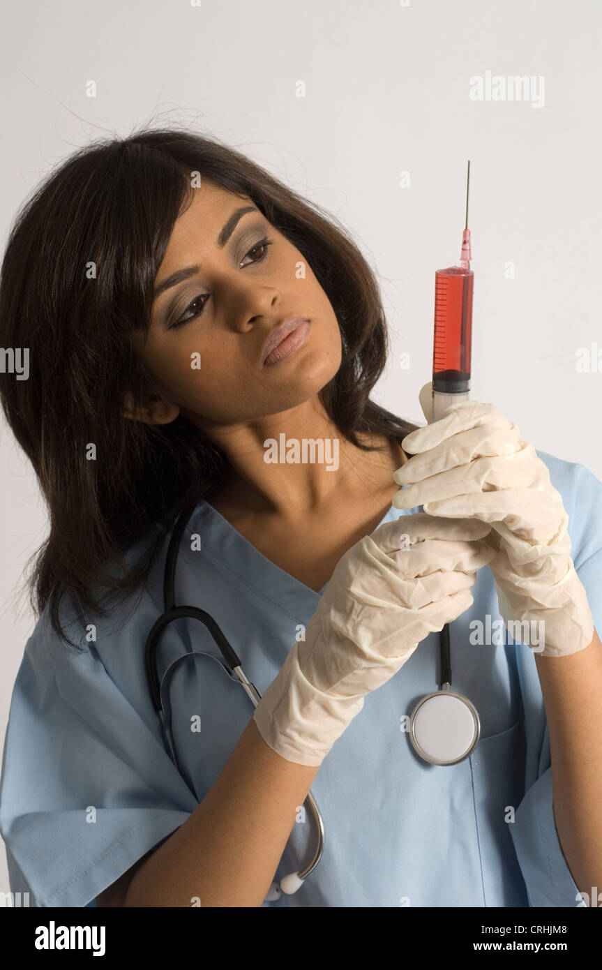 Infermiera femmina preparare una iniezione. Foto Stock
