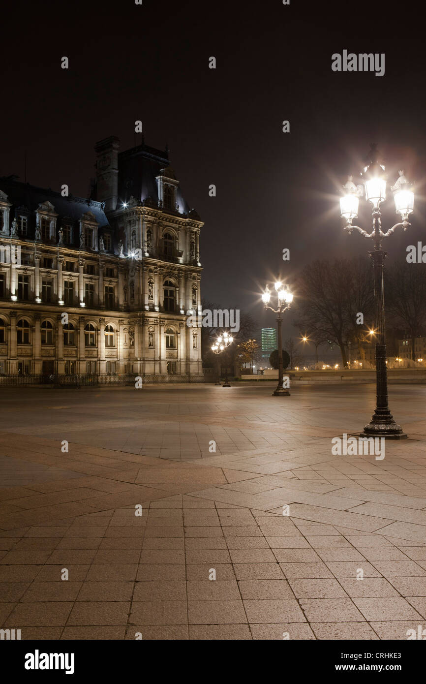 Francia, Parigi, Place de l'Hotel de Ville illuminata di notte Foto Stock