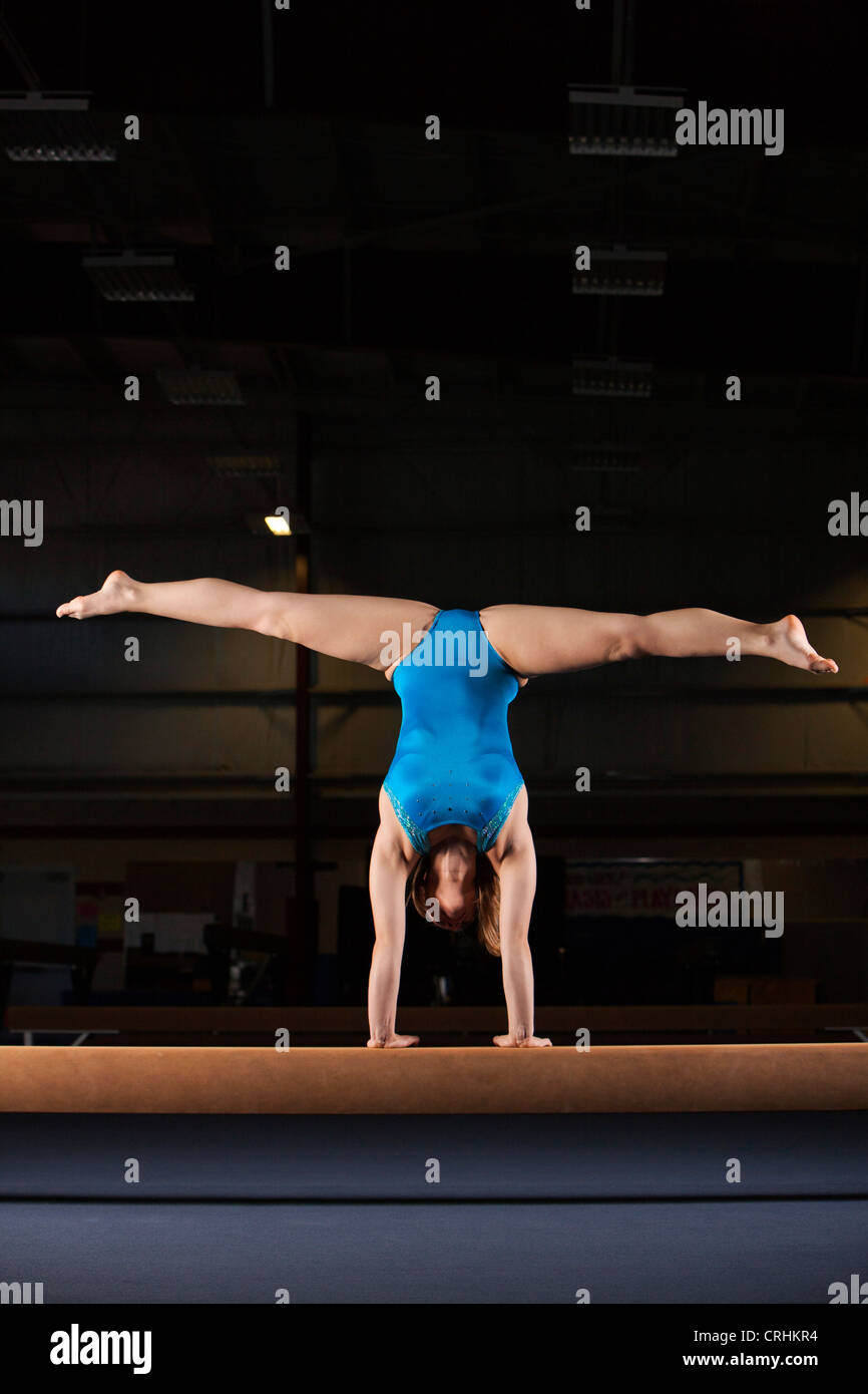 Facendo ginnasta handstand con gambe split Foto Stock
