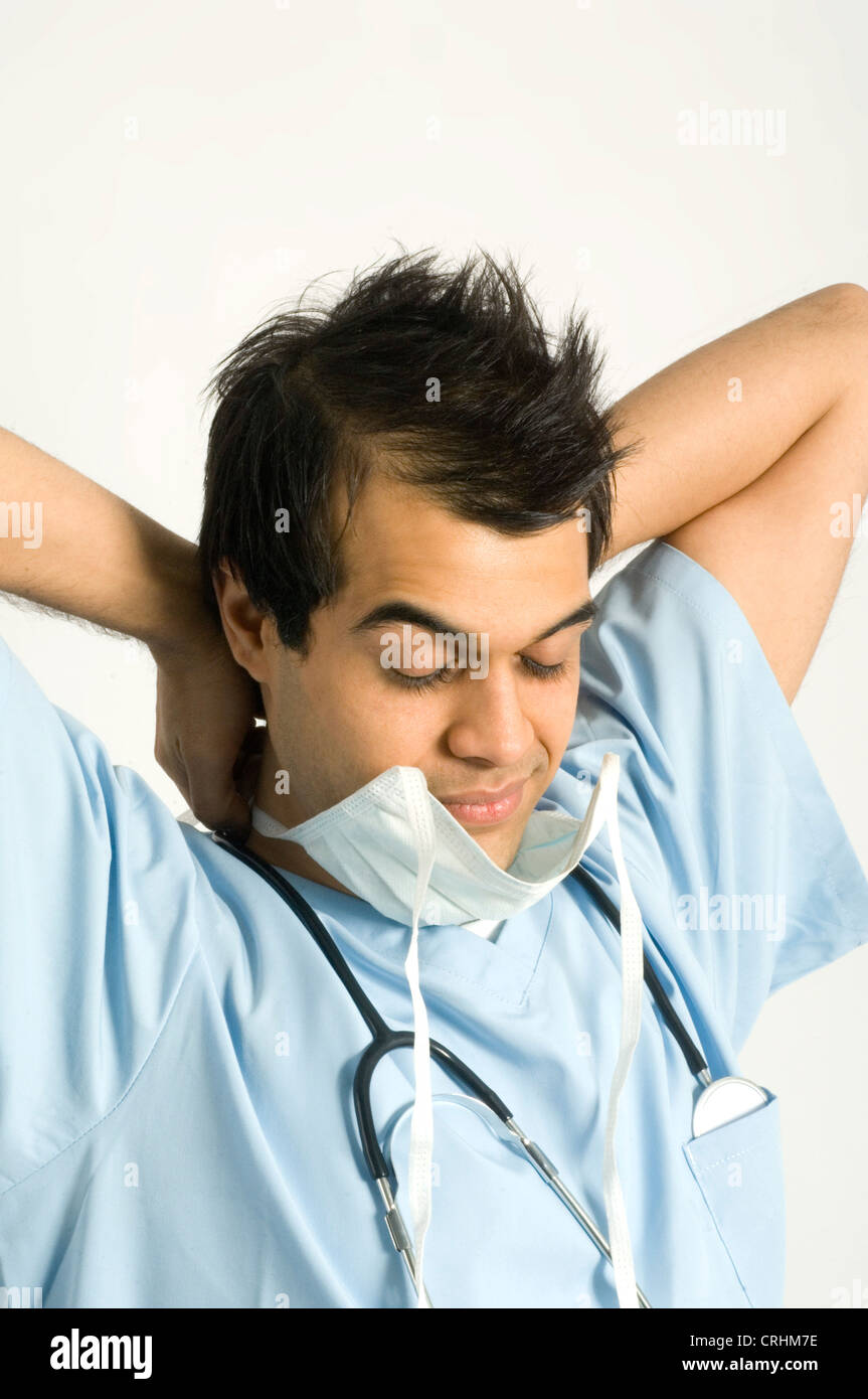 Stanco chirurgo stretching Foto Stock