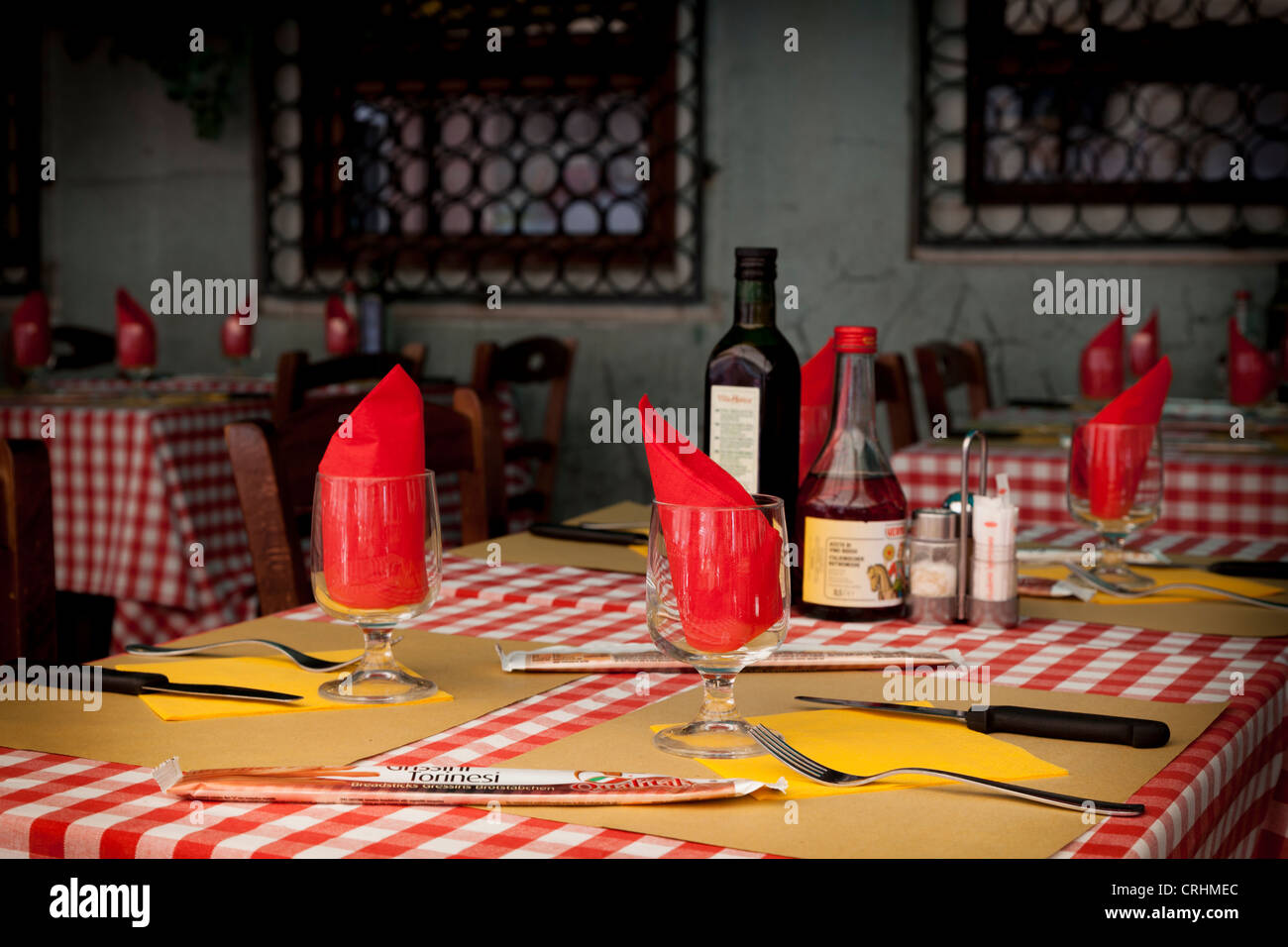 Messa a fuoco selettiva su due bicchieri su un tavolo in un ristorante a Venezia. Foto Stock