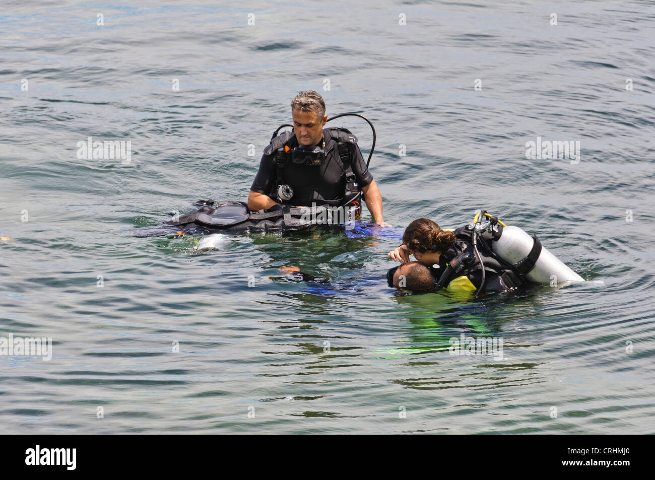 SCUBA Diving Rescue Diver corso istruttori subacquei insegnando agli studenti in acque aperte Oceano - Sabang Puerto Galera Filippine Asia Foto Stock