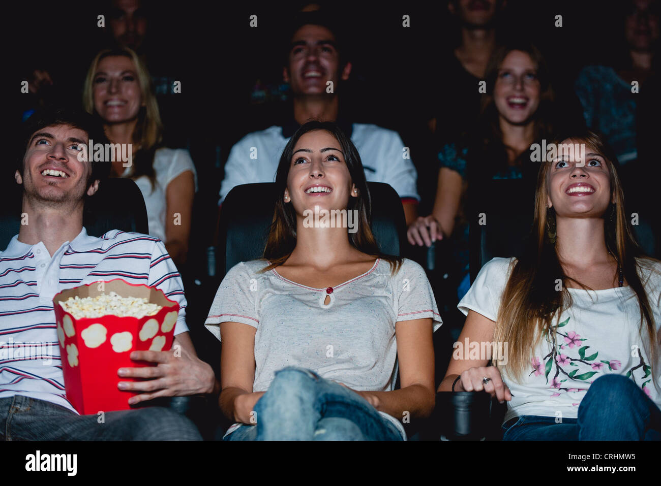 Pubblico guardando film in teatro Foto Stock