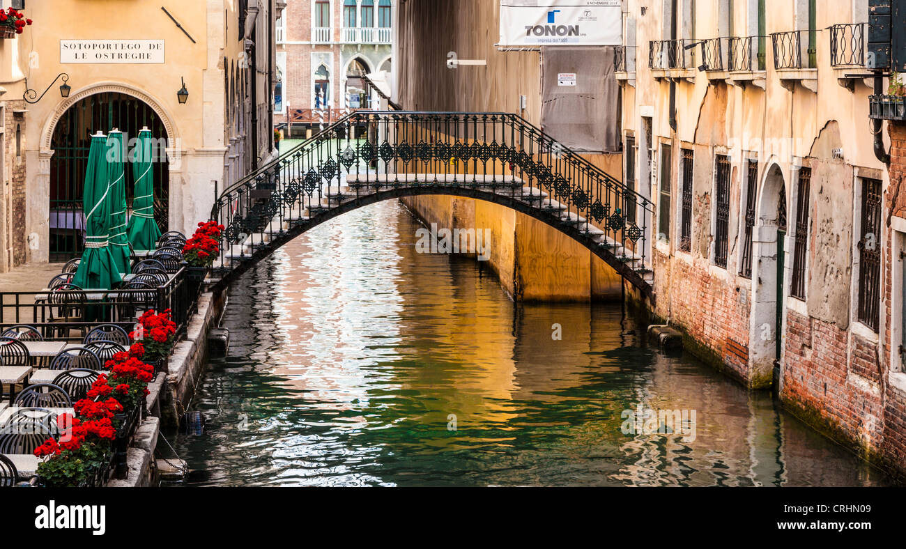 Piedi ponte su un piccolo canale a Venezia Foto Stock