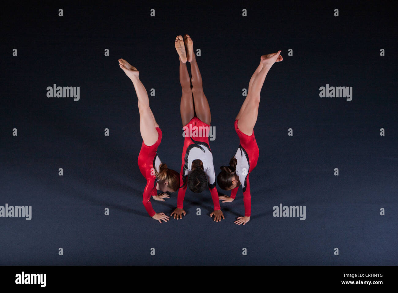 Giovani femmine ginnasti eseguendo le verticali Foto Stock