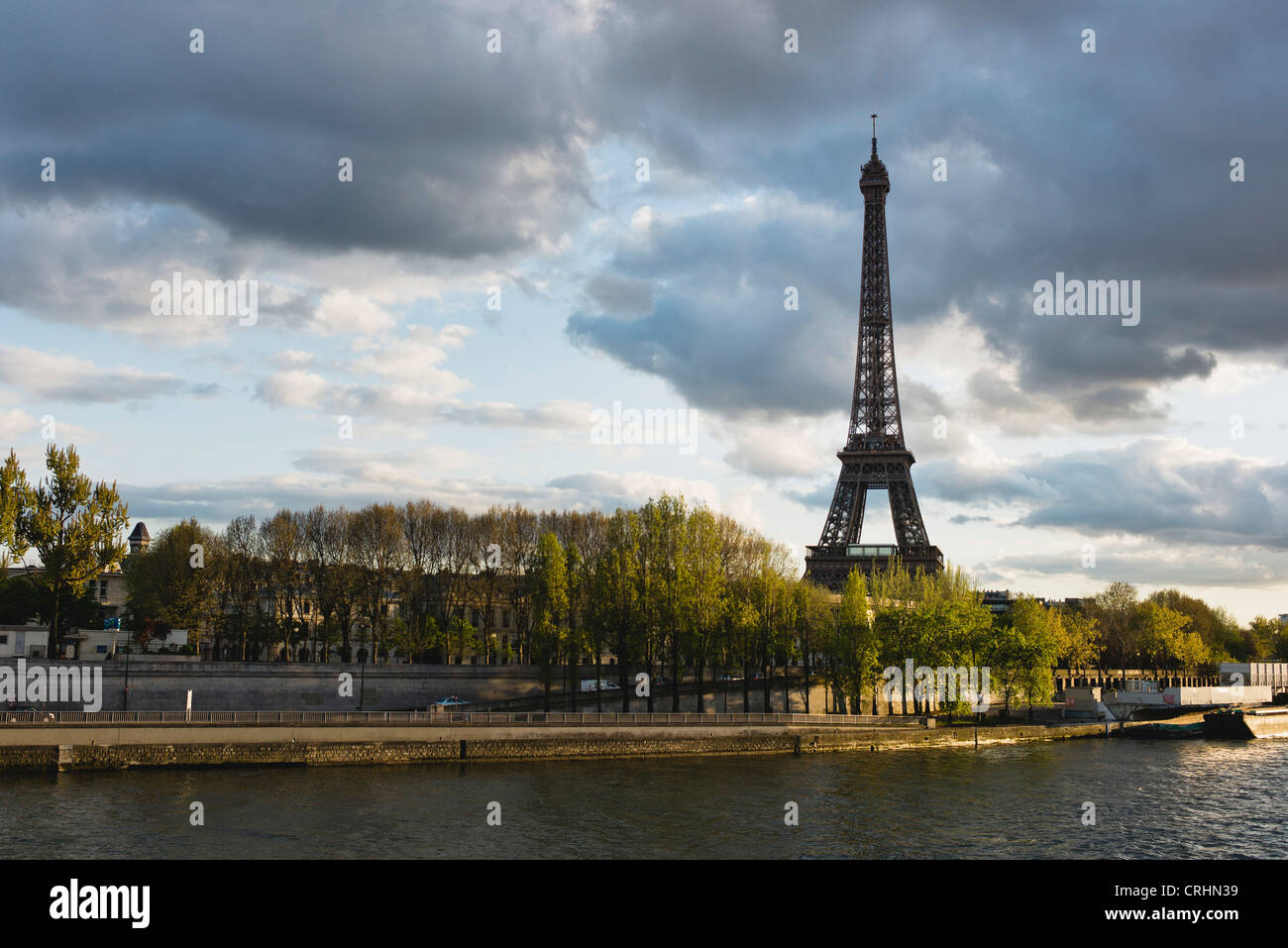 Torre Eiffel vista dal fiume Senna, Parigi, Francia Foto Stock
