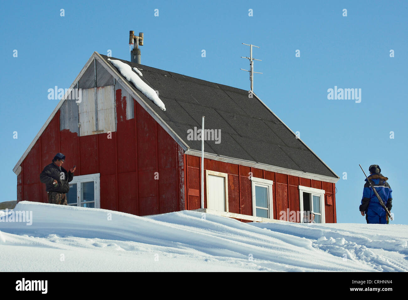 Tre uomini a una riserva di caccia, Groenlandia, Ostgroenland, Tunu, Kalaallit Nunaat, Scoresbysund, Kangertittivag, Kap Tobin, Ittoqqortoormiit Foto Stock