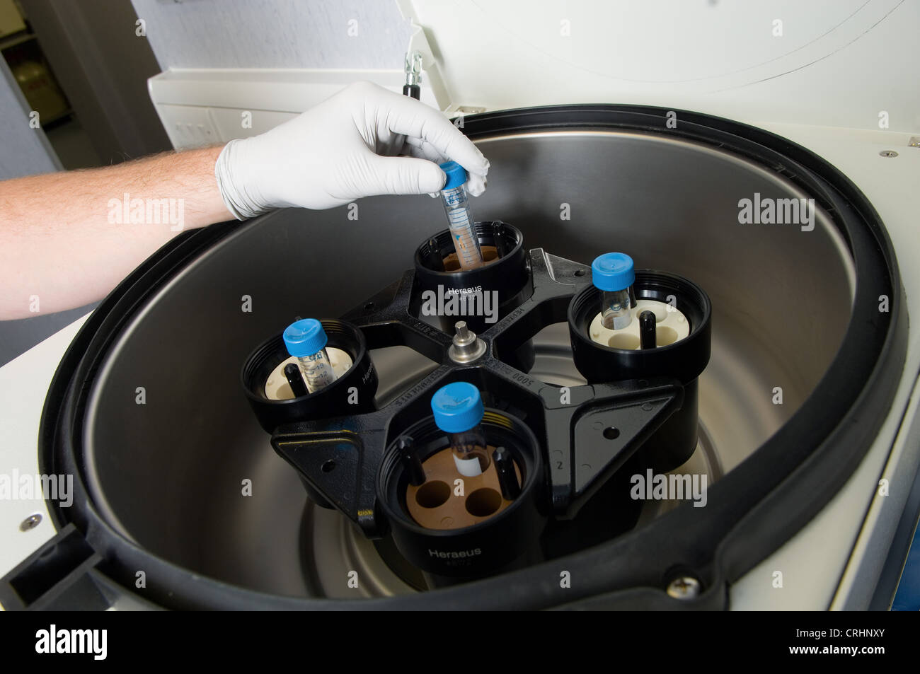 Clinica di fertilità campione di fertilizzazione in vitro di sperma di laboratorio medico di ivf macchina centrifuga Foto Stock