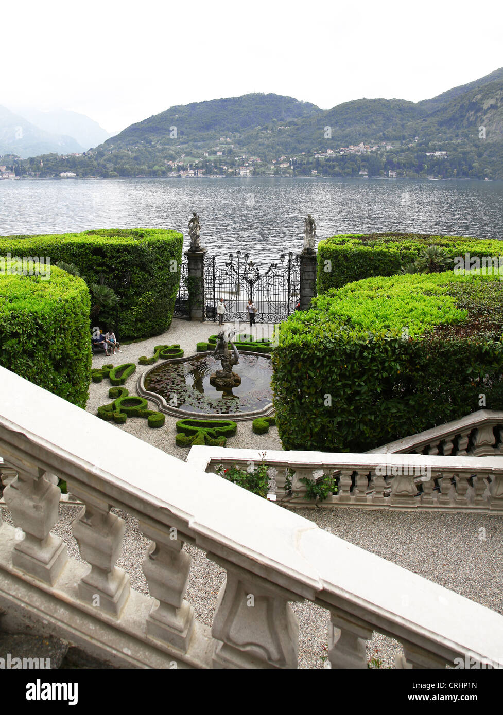 Una vista al lago di Como sopra l'ingresso e Italianamente formali giardini di Villa Carlotta, Lago di Como, Lombardia, laghi italiani, Italia Foto Stock