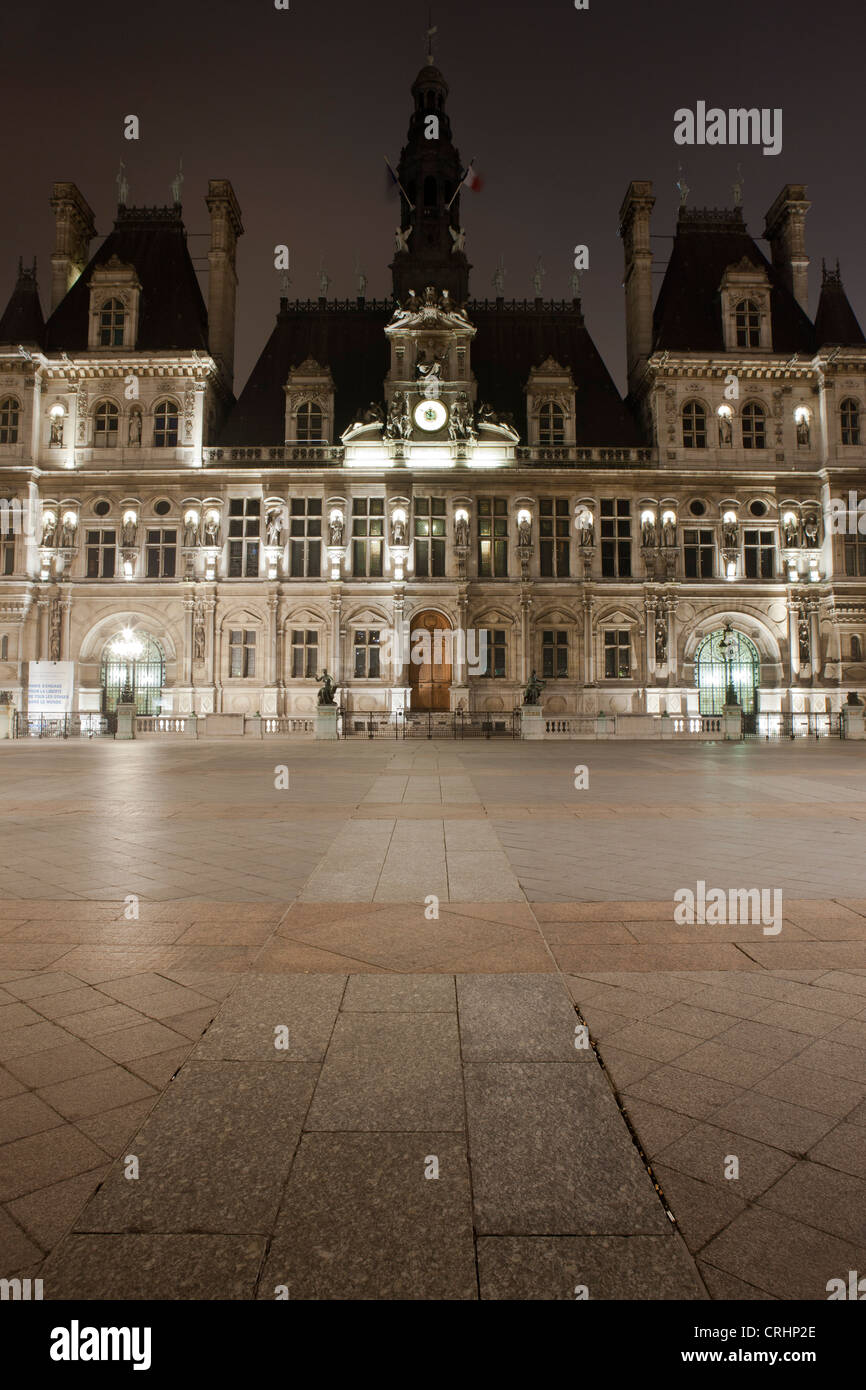 Francia, Parigi, Hotel de Ville illuminata di notte Foto Stock