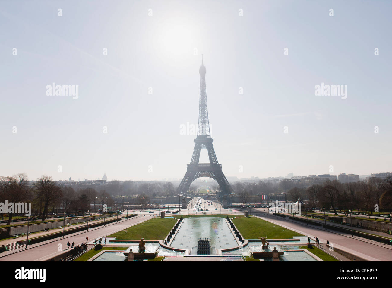 Torre Eiffel vista da Champ de Mars, Parigi, Francia Foto Stock