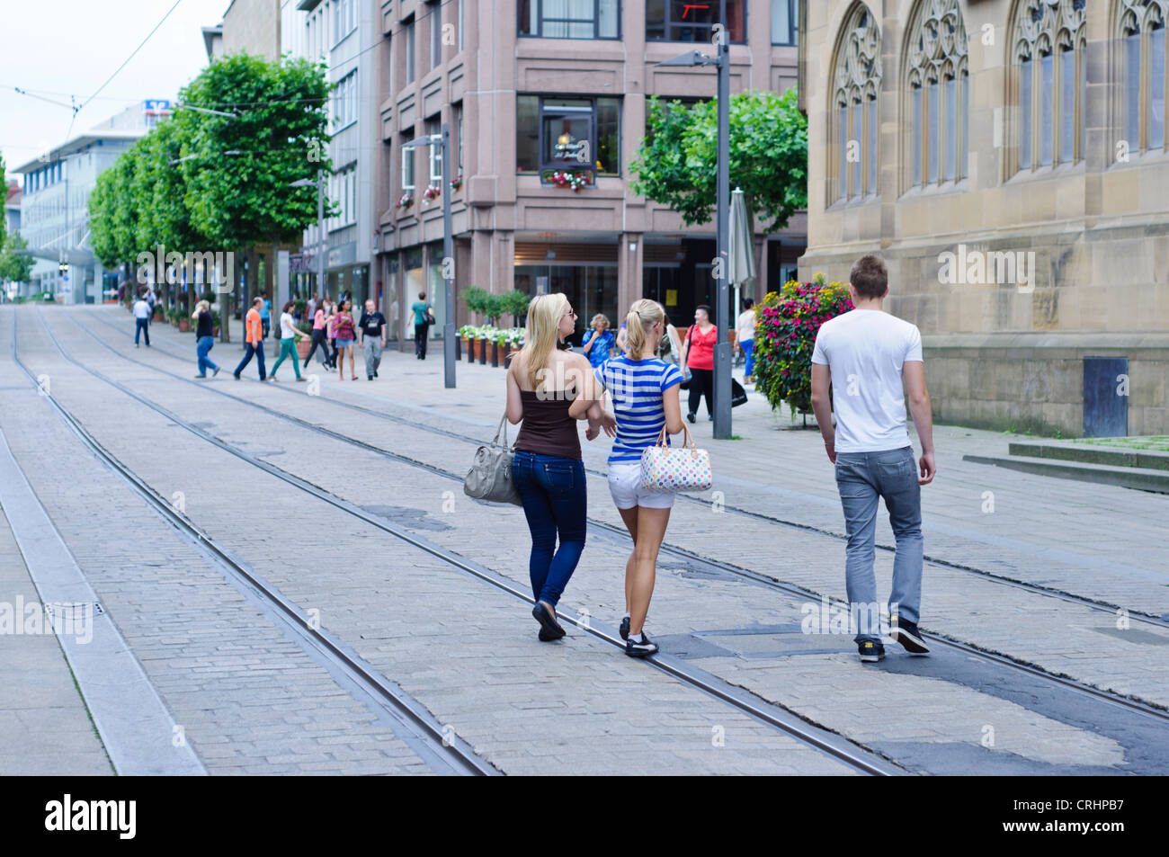 Kaiserstrasse Heilbronn Germania treni pendolari via zona pedonale giovani attraversando bionda adolescente di sesso femminile Foto Stock