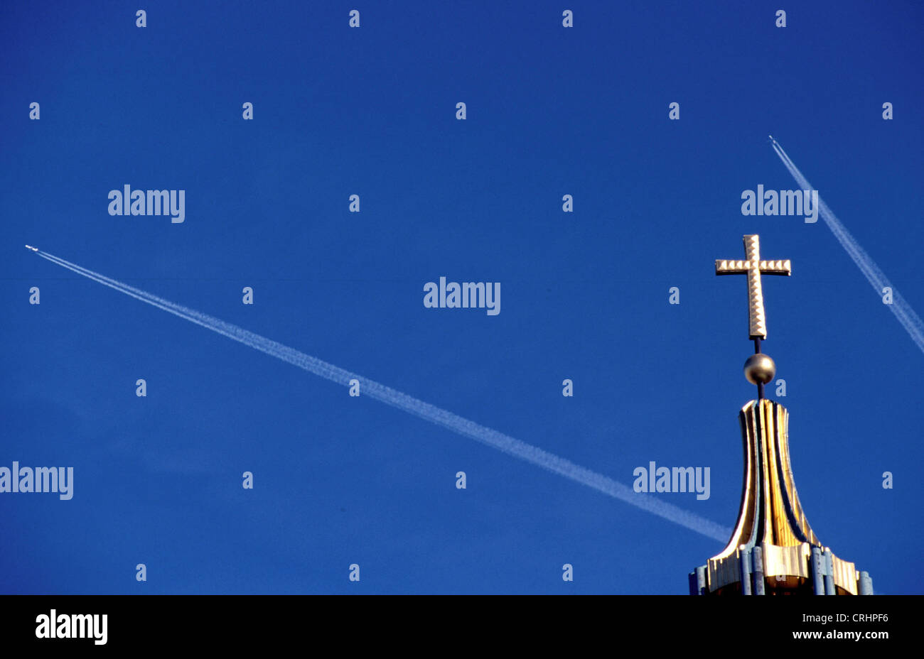 Berlino, Germania, aeromobili sopra la torre della cattedrale di Berlino Foto Stock