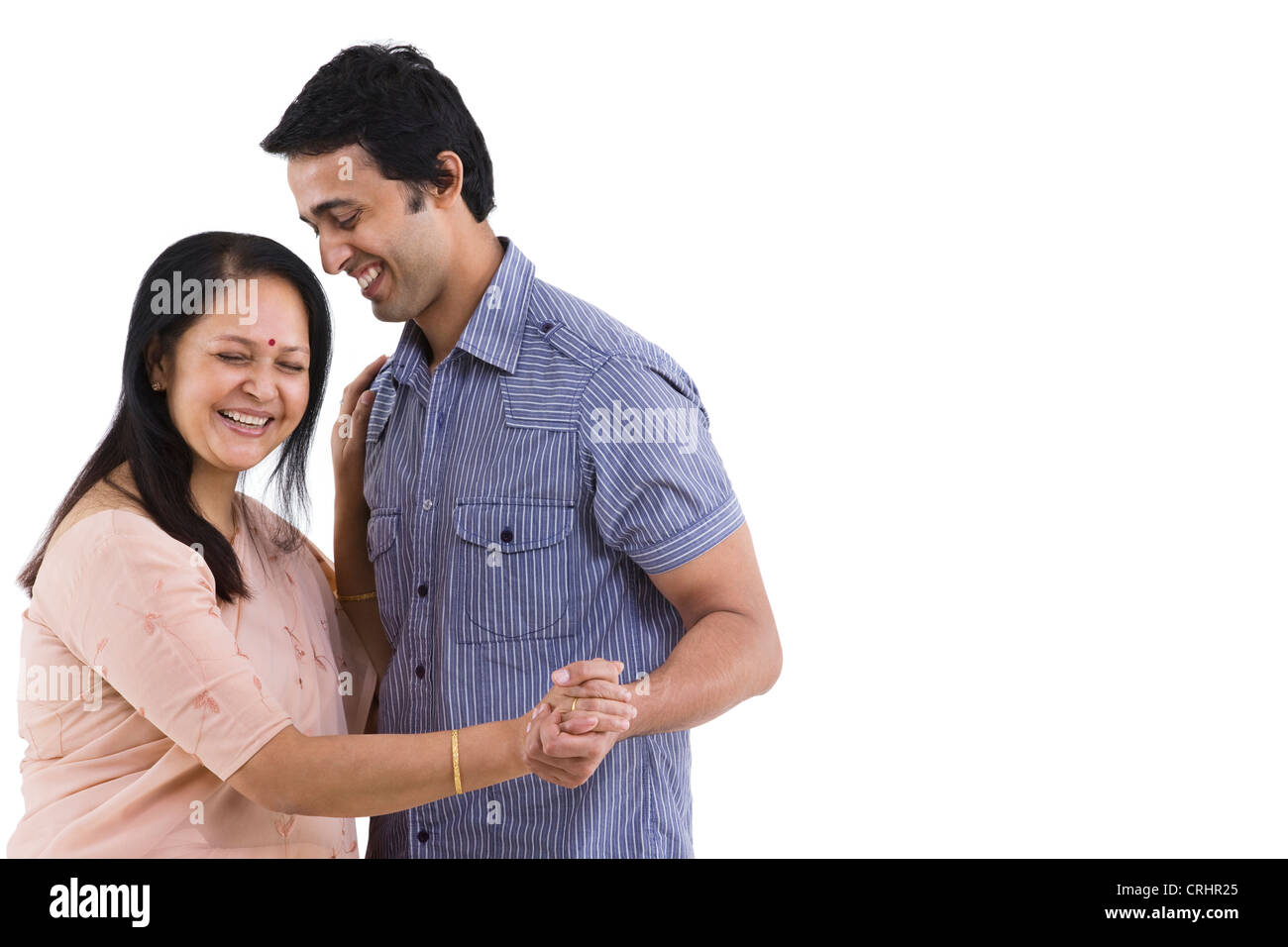 Allegro madre e figlio dancing su sfondo bianco Foto Stock