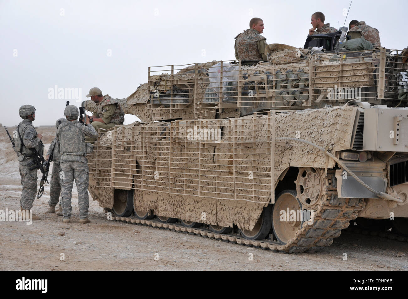 Danese e i soldati USA converse fuori la roccaforte dei talebani di Marjah. Afghainistan Foto Stock