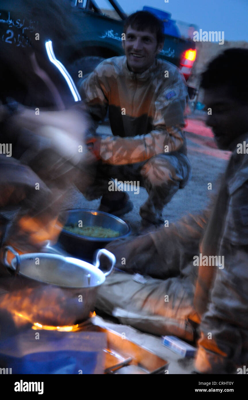 I soldati di preparare la cena dopo una lunga giornata di pattuglie, Afghanistan Foto Stock