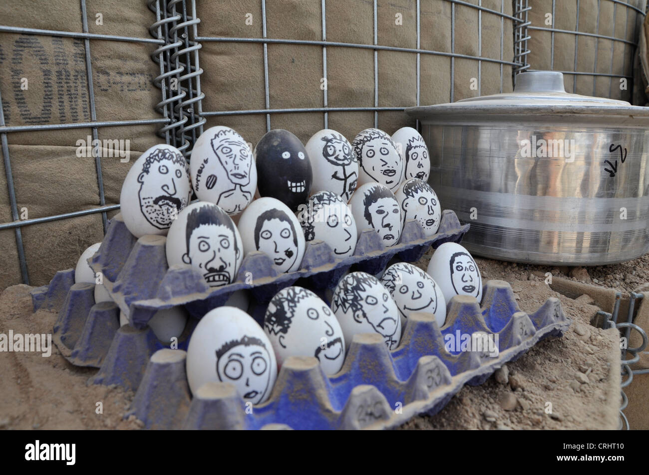 Soldati in una patrol base in Afghanistan celebrare la Domenica di Pasqua della pittura con le loro facce sulle uova Foto Stock