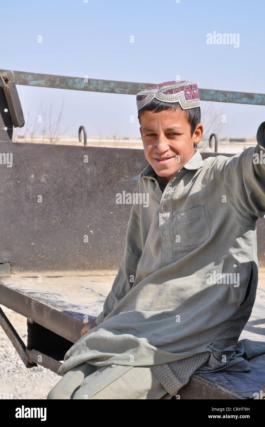 Un giovane ragazzo afghano sorrisi per la mia fotocamera a un veicolo checkpoint nel bolan dessert. Foto Stock