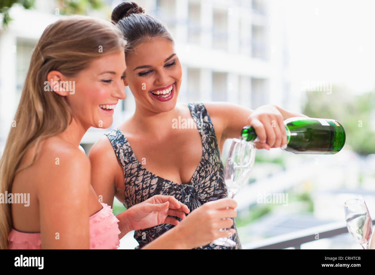 Le donne di bere champagne insieme Foto Stock