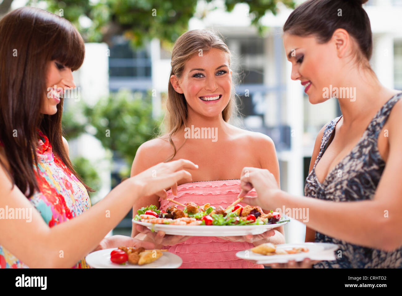 Le donne mangiare hors doeurves insieme Foto Stock