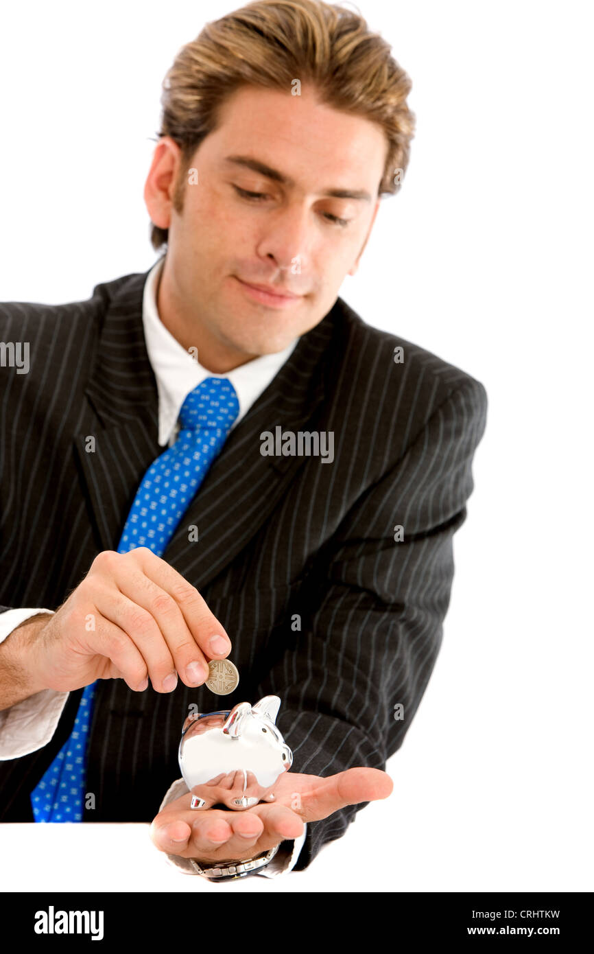 Businesman mettendo i suoi risparmi in un salvadanaio Foto Stock