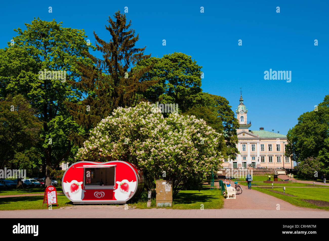 Ice Cream stand vicino al town hall a Pohjoispuisto avenue street central Pori Finlandia Europa Foto Stock