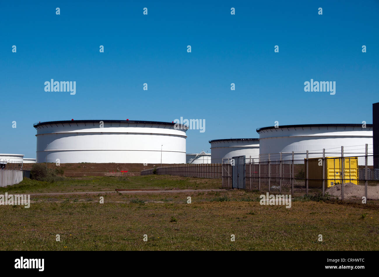 Grande petrolio in porto con cielo blu come sfondo Foto Stock