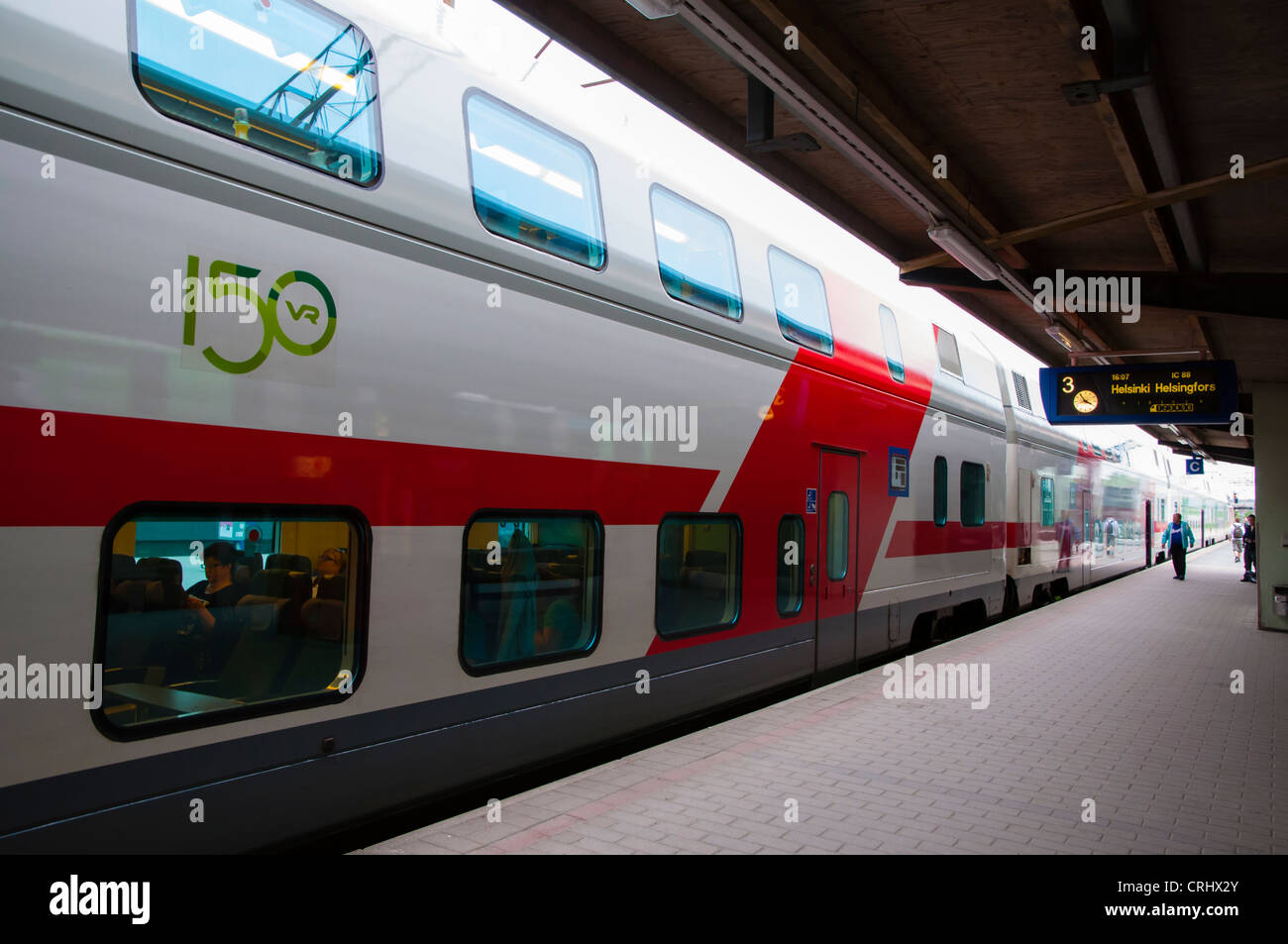 Edificio di due piani con il treno alla stazione ferroviaria di Tampere Finlandia Europa Foto Stock