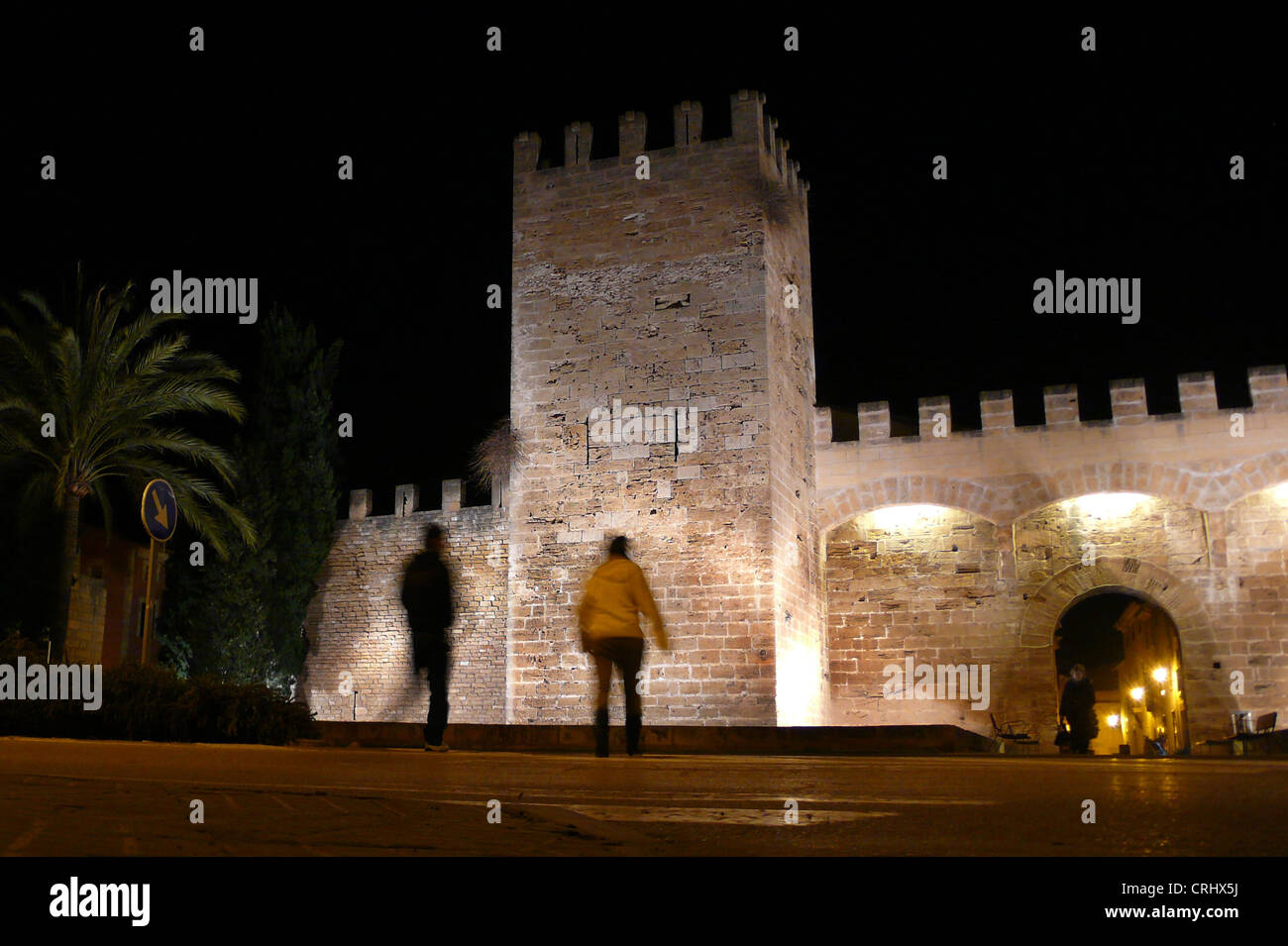 Pedoni il borgo storico muro a notte, Spagna, Balearen, Maiorca, Alcudia Foto Stock