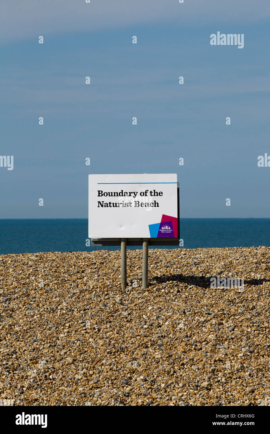 Segno di confine per la Spiaggia Naturista di Brighton in una calda giornata di sole Foto Stock