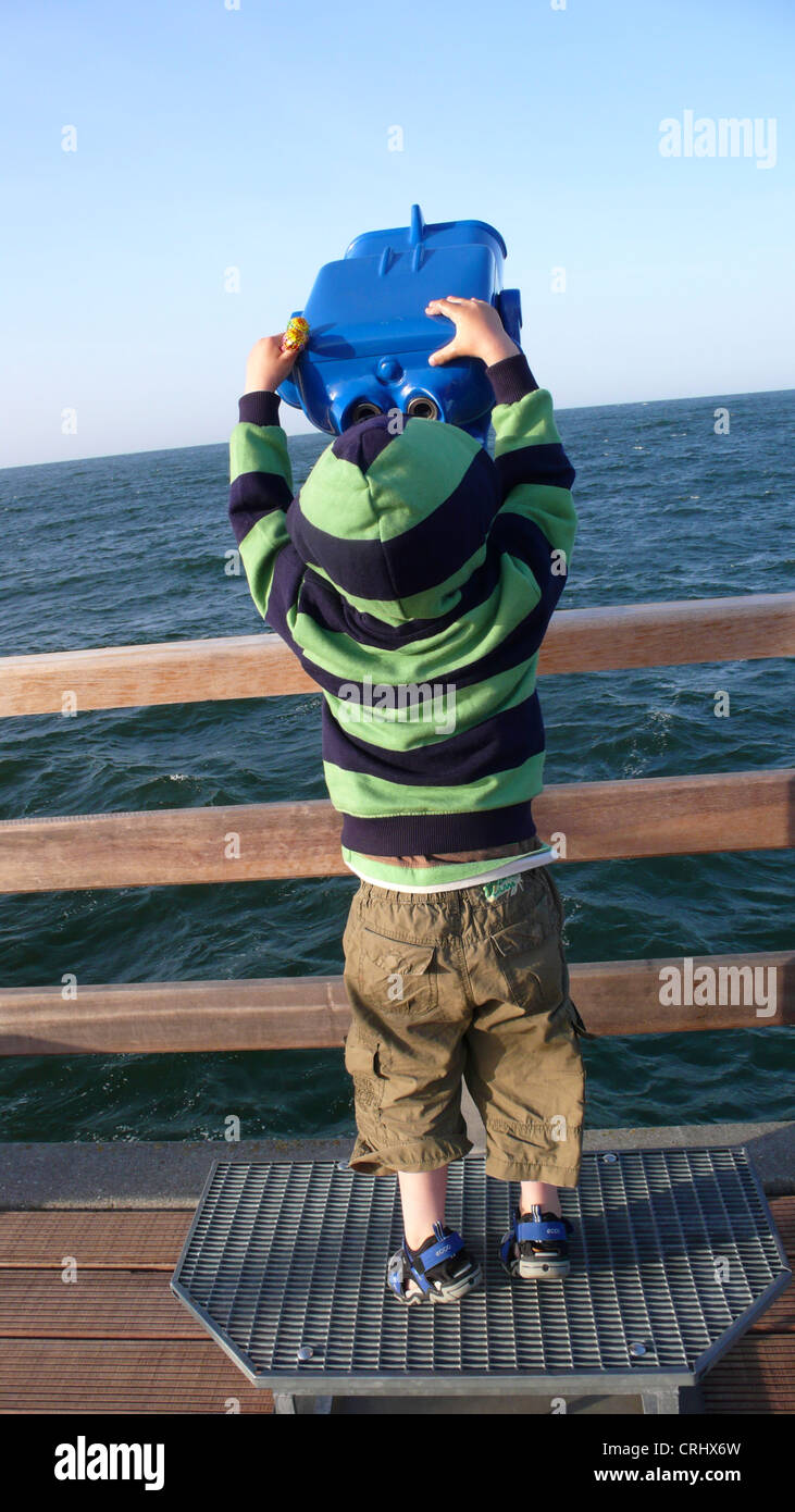 Little Boy è piccolo per venire fino a coin telescopio, Germania, Ruegen, Mar Baltico Foto Stock