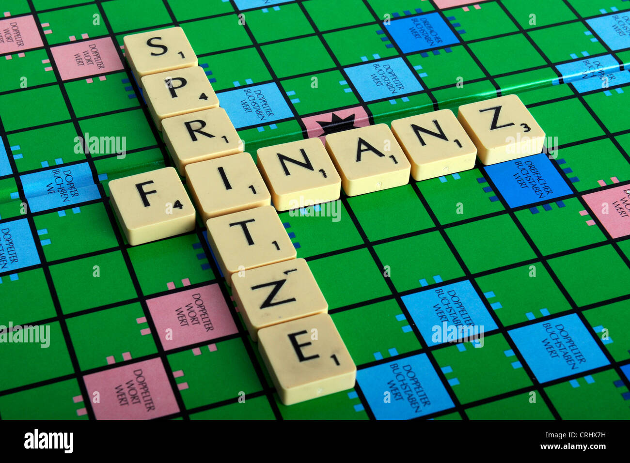 Campo di Scrabble con le parole "Finanz' e 'Spritze', 'Z' in quest'ultima in modo errato formata da un 'N' recante sul lato Foto Stock