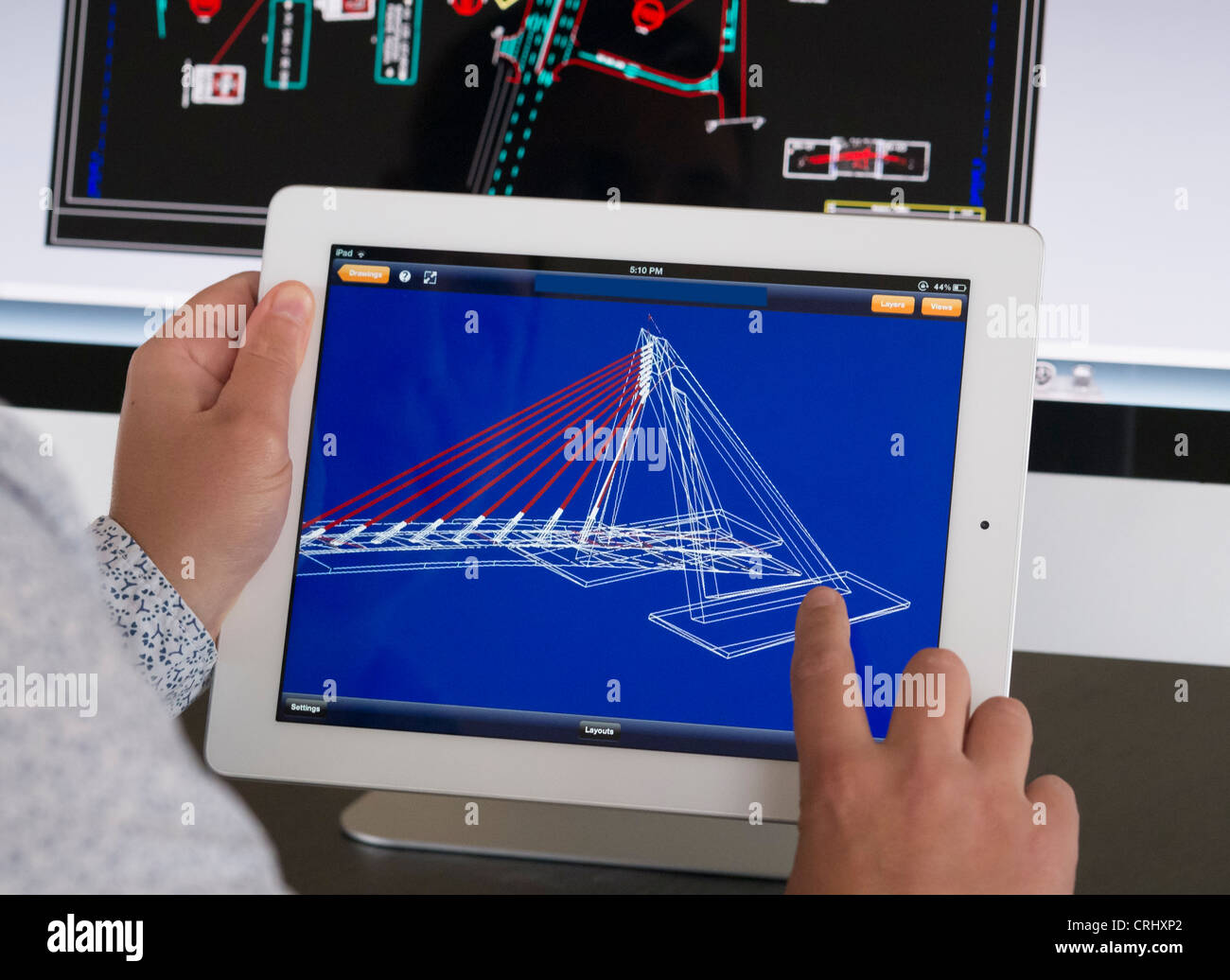 Ingegnere utilizzando iPad CAD Progettazione assistita da calcolatore applicazione al modello 3D design del nuovo ponte Foto Stock