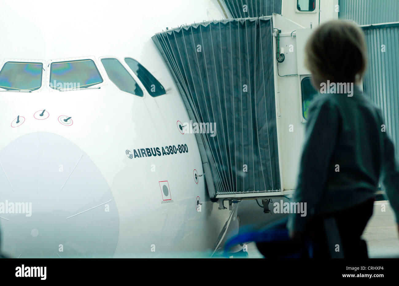 Bambino guardando un Airbus A380 come essi attendere a bordo del volo Foto Stock