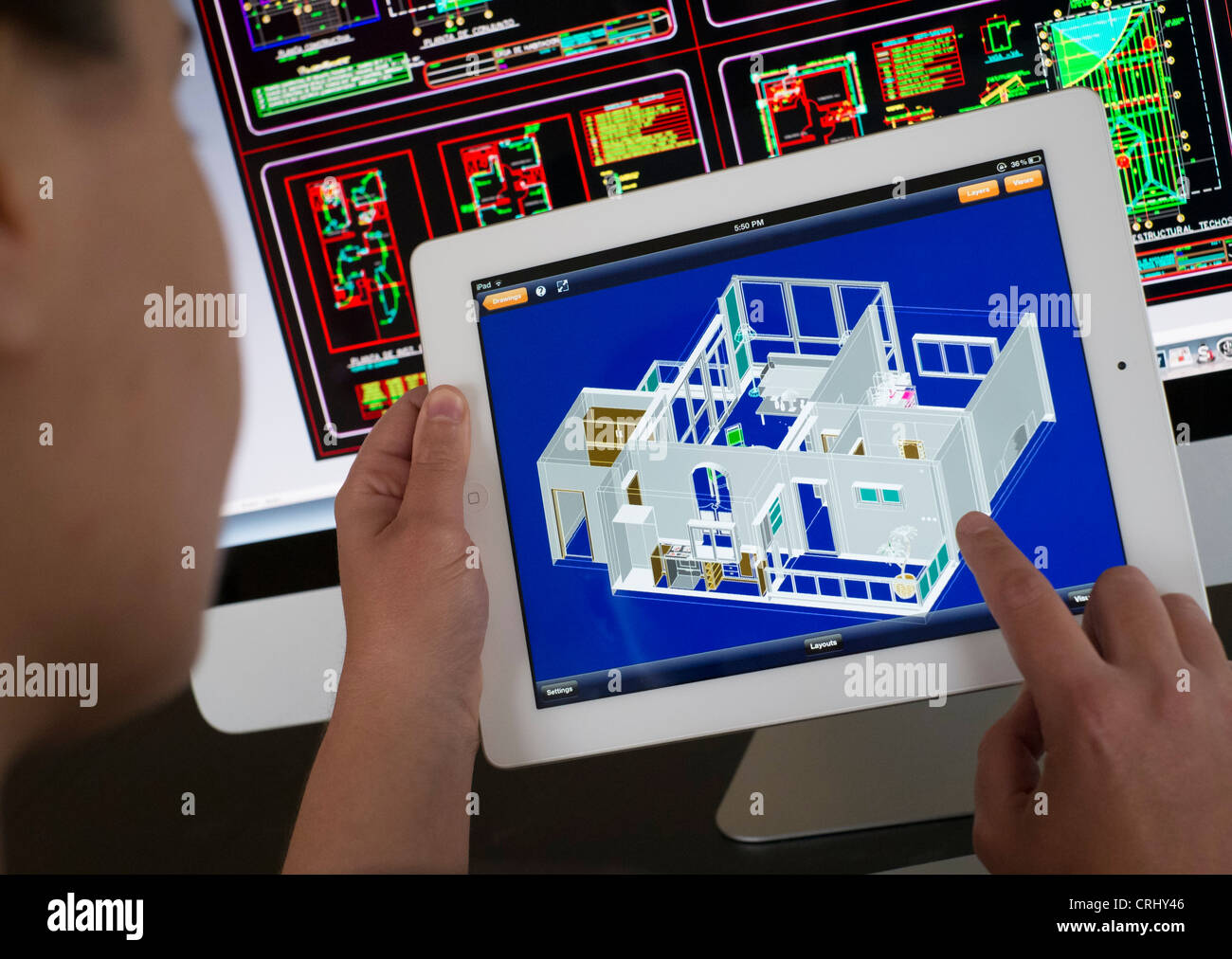 Architetto utilizzando iPad CAD Progettazione assistita da calcolatore applicazione al modello 3D design del layout della nuova casa Foto Stock