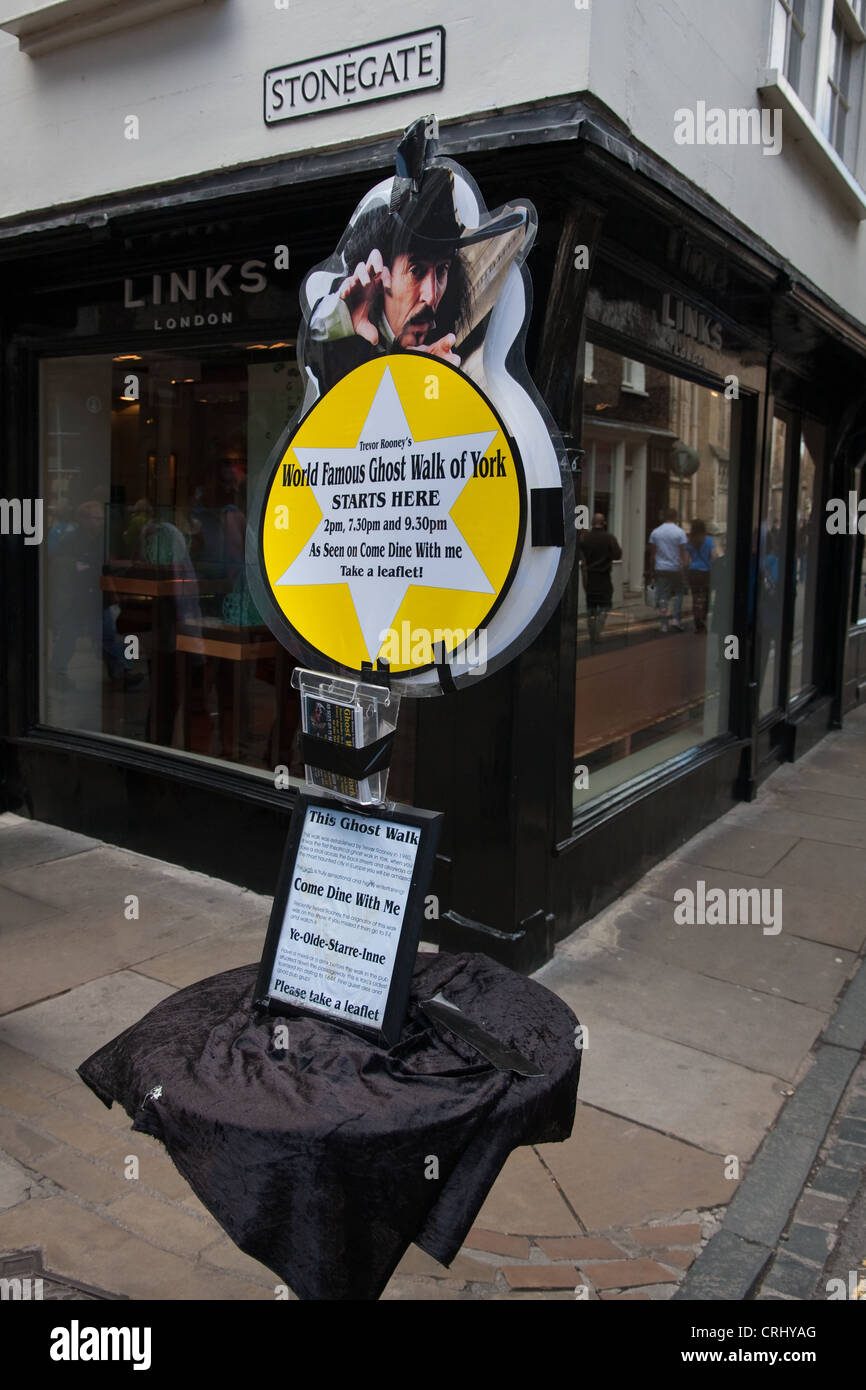 Segno pubblicità Ghost Walks in Stonegate, York Foto Stock