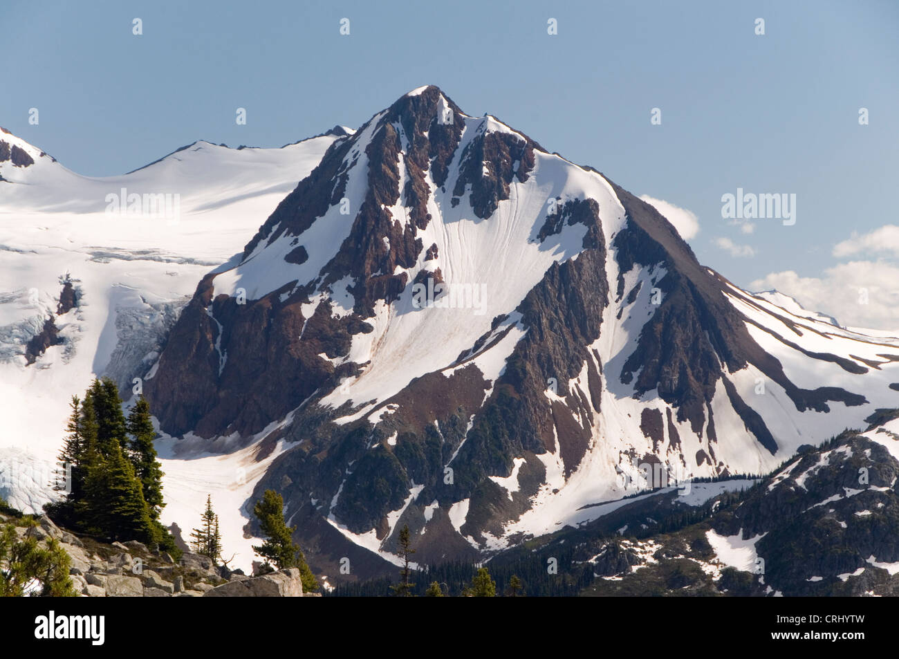 Montagna fissili dal Monte Blackcomb, Whistler, BC, Canada. Foto Stock
