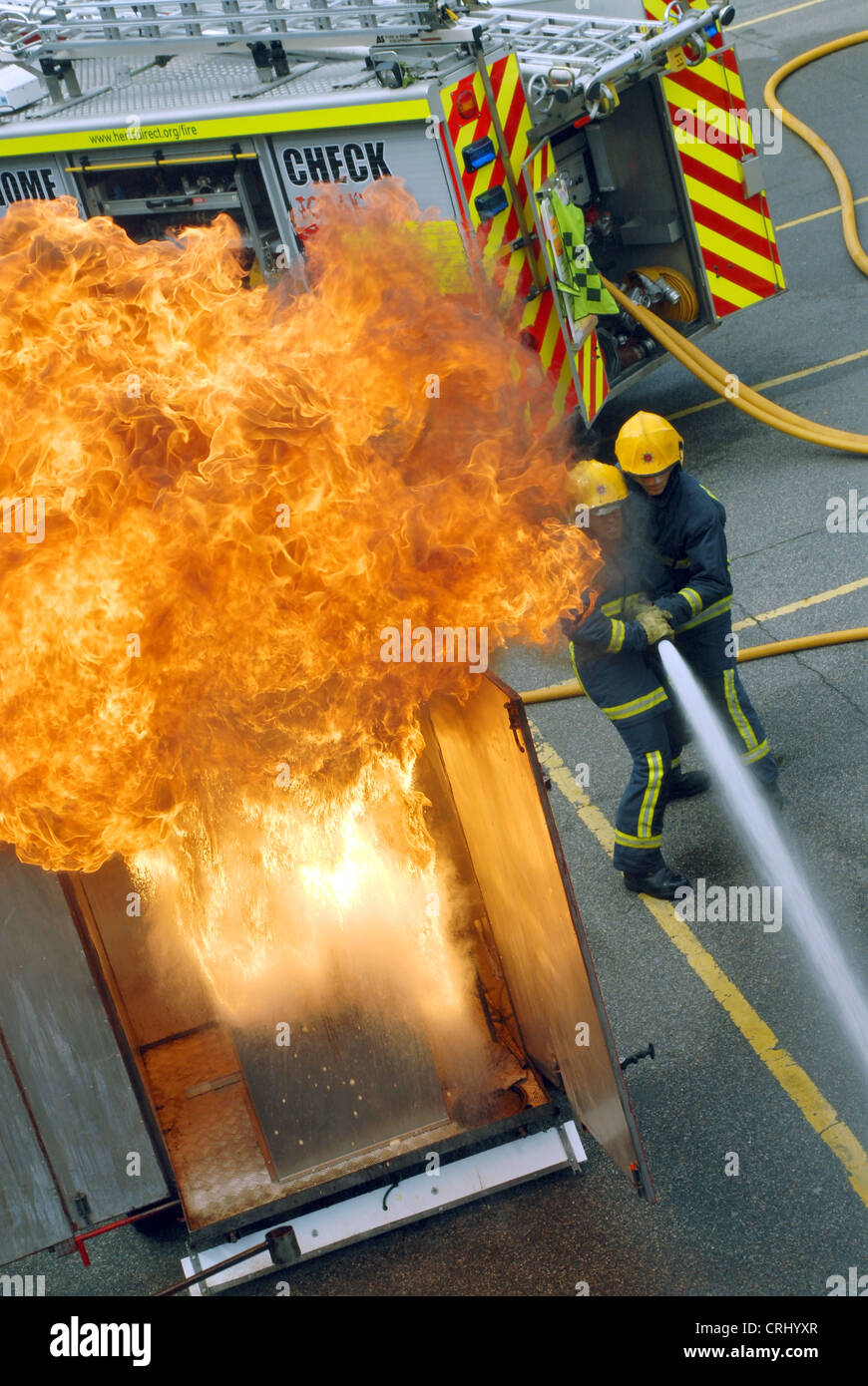 Una dimostrazione dei pericoli di una padella fuoco. Foto Stock