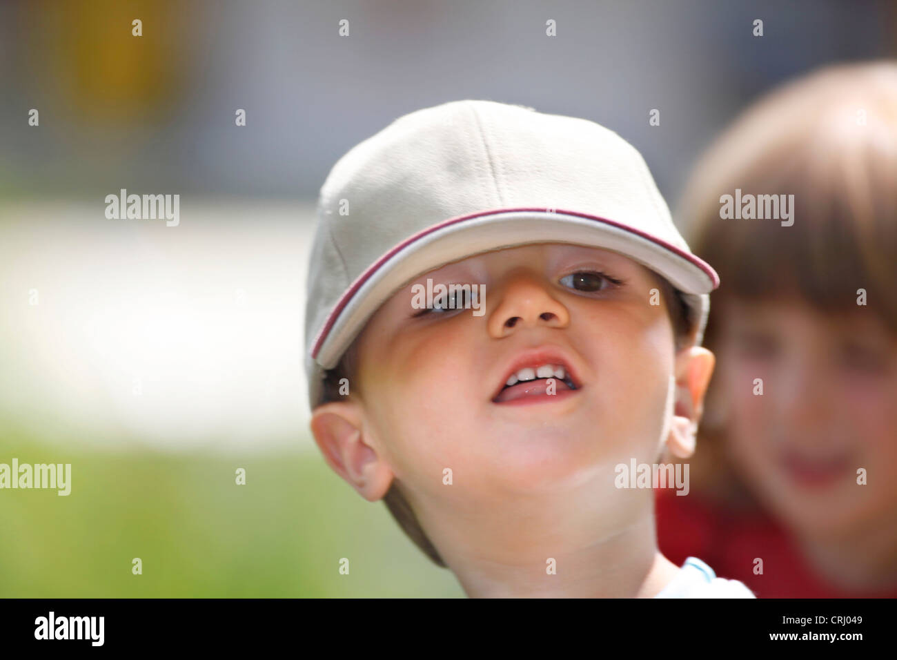 Ragazzino con grandi berretto Foto Stock