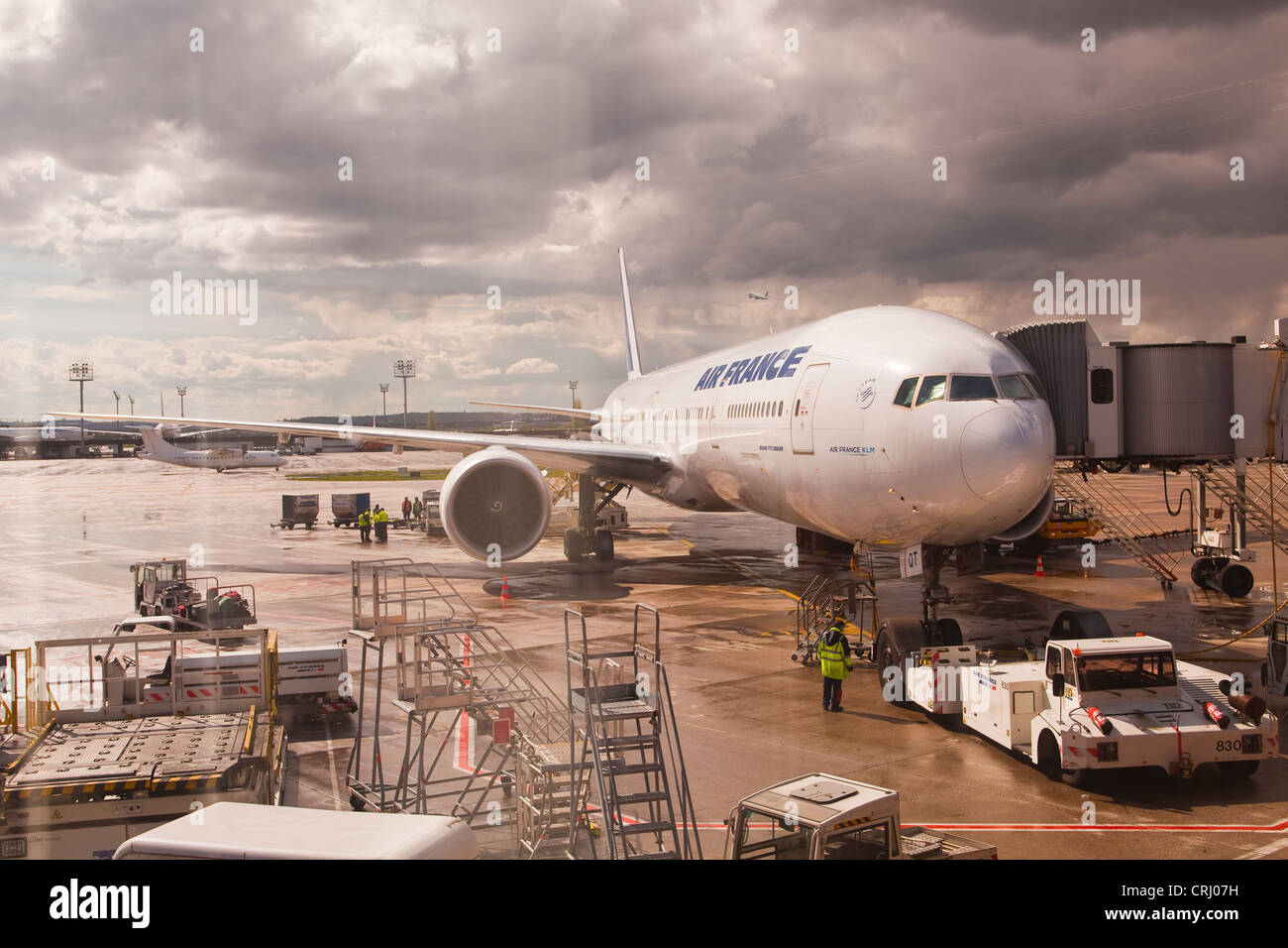 Un Boeing 777 300ER partenza attende all'aeroporto di Orly in Francia Foto Stock