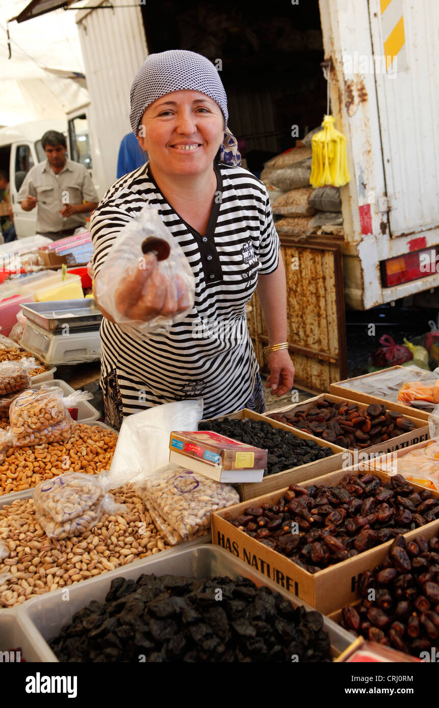 Un operatore di mercato nel sud della Turchia la vendita di frutta secca + dadi Foto Stock