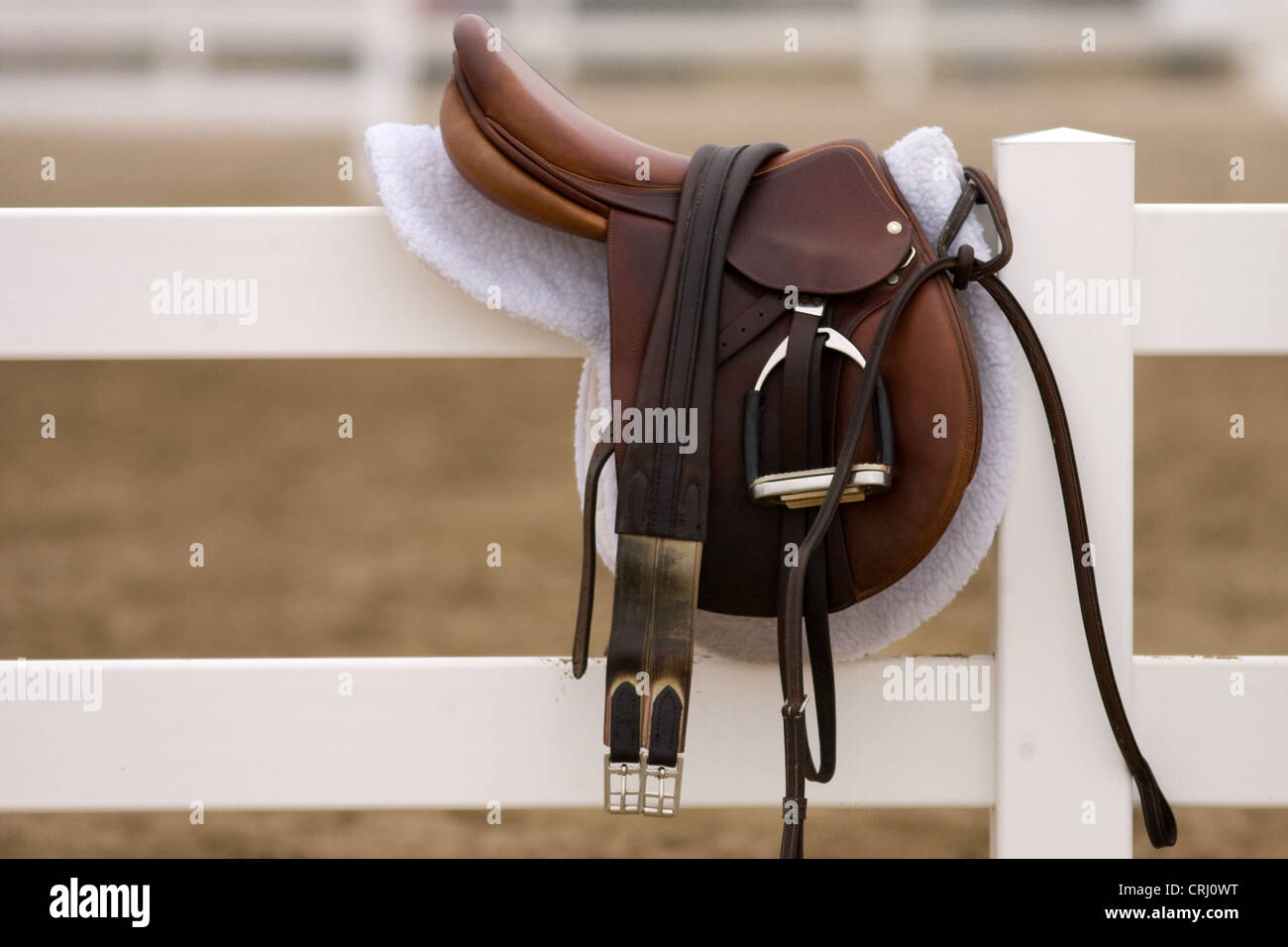 Giugno 24, 2012. Uno stile inglese sella si siede su una recinzione a horse show in Ontario in Canada. Foto Stock