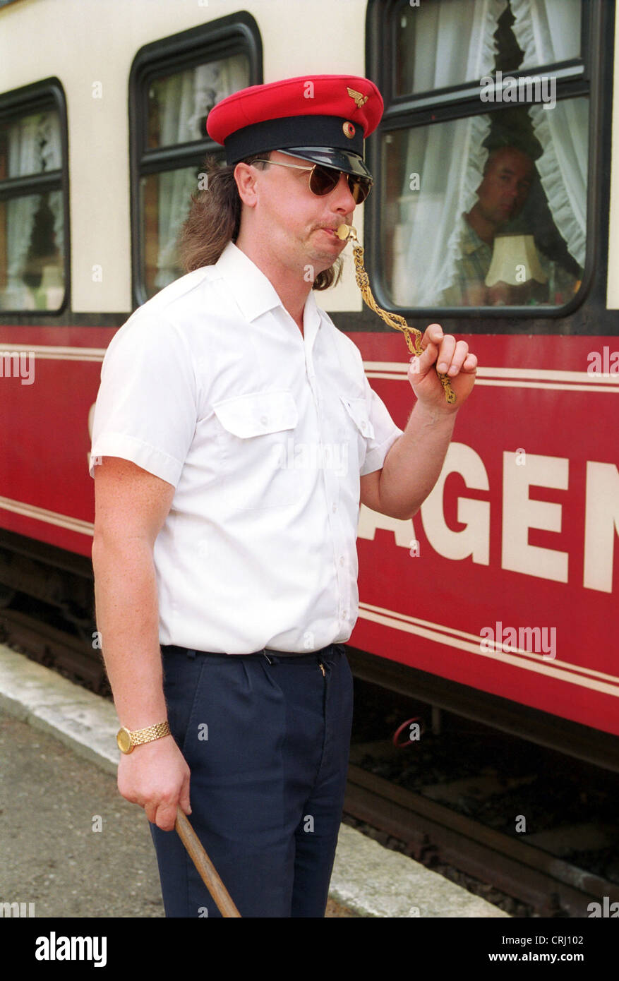Schaffner durante la manutenzione del Baederbahn Molli Foto Stock